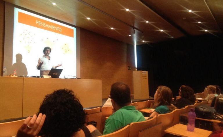 Gustavo Samorano dando una conferencia en Barcelona Activa